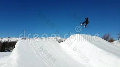 滑雪板滑雪板滑雪板在跳跃山